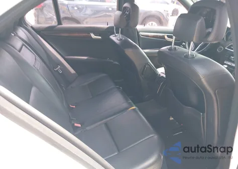 2014 Mercedes-Benz C 250 Luxury/Sport z USA, uszkodzony, nr VIN WDDGF4HB2EA963886